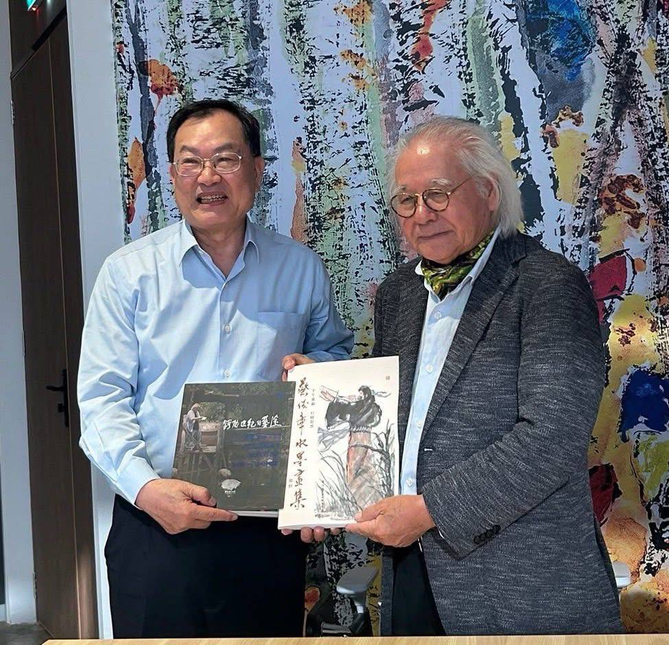 ▲蔡俊章(左)將他的水墨畫冊贈送給林祥雄,兩人合影留念。(圖/蔡俊章 提供)