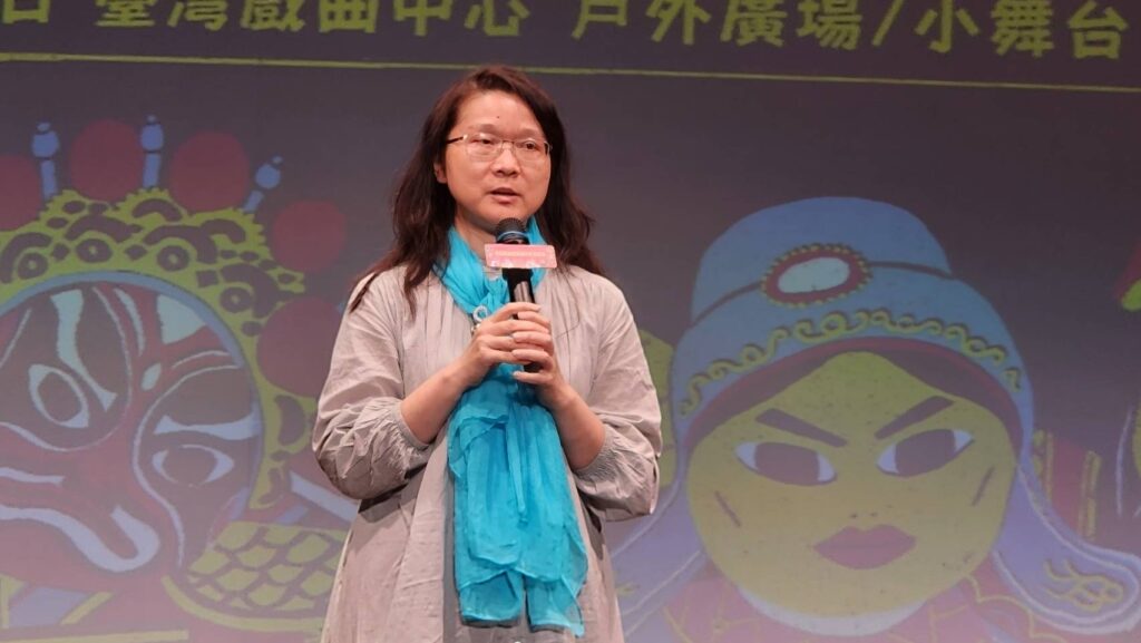 ▲成功大學中文系副教授林幸慧，以計畫主持人的身份說明各戲劇團的演出內容，令人讚嘆。（記者 辛澎祥/攝）