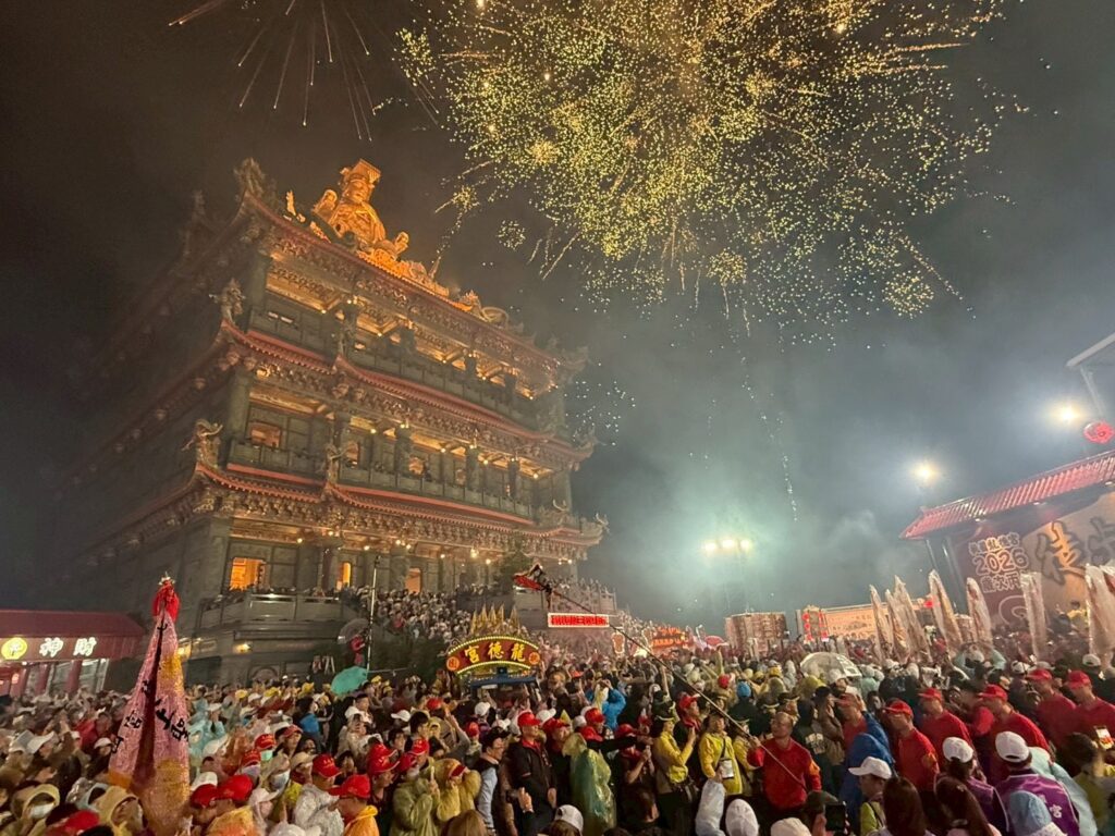 ▲桃園龍德宮的香火鼎盛，4日晚的媽祖遶境起馬夜的信眾與人潮簇擁盛況，令人驚嘆不已。（圖/張炳煌 提供）