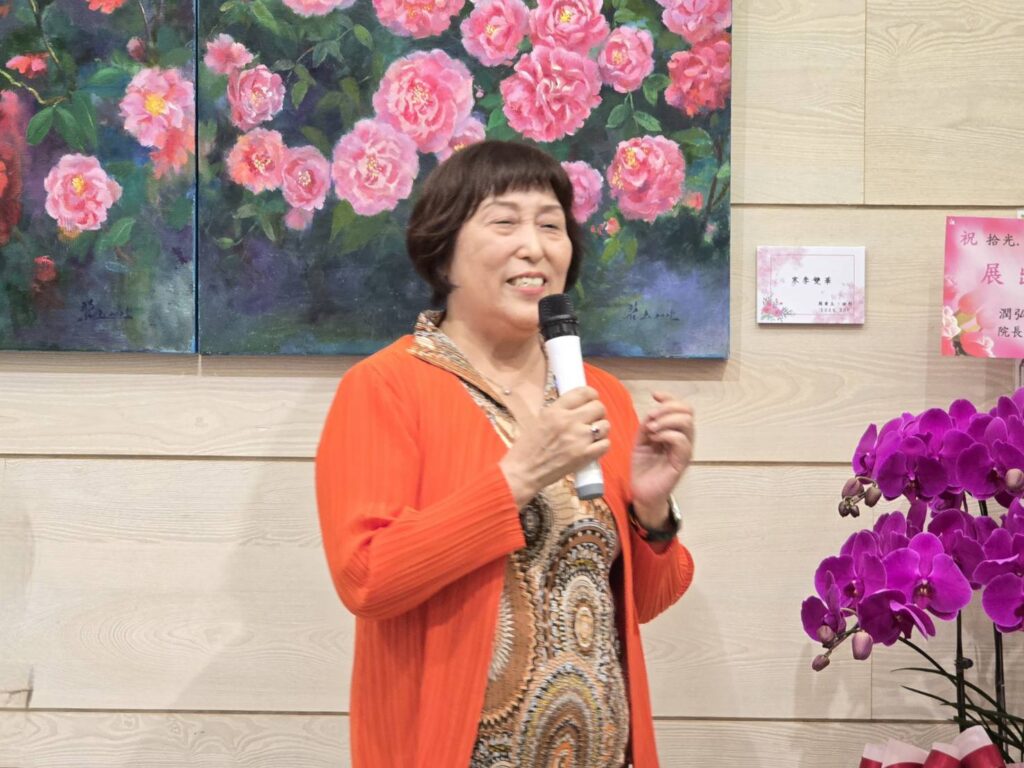 ▲藝術家周碧玉老師以時光及行旅的概念,讓展出作品呈現亮麗、熱情與永續,讓觀者眼界大開。(記者 詹佳綺/攝)