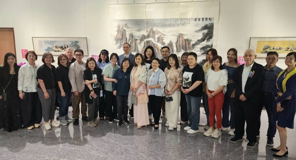 ▲從各地四方趕來的黃湘詅的好友與藝友們，特別向黃湘詅的臺北畫展道賀，並開心合影留念，場面十分熱烈。（記者 詹佳綺/攝）