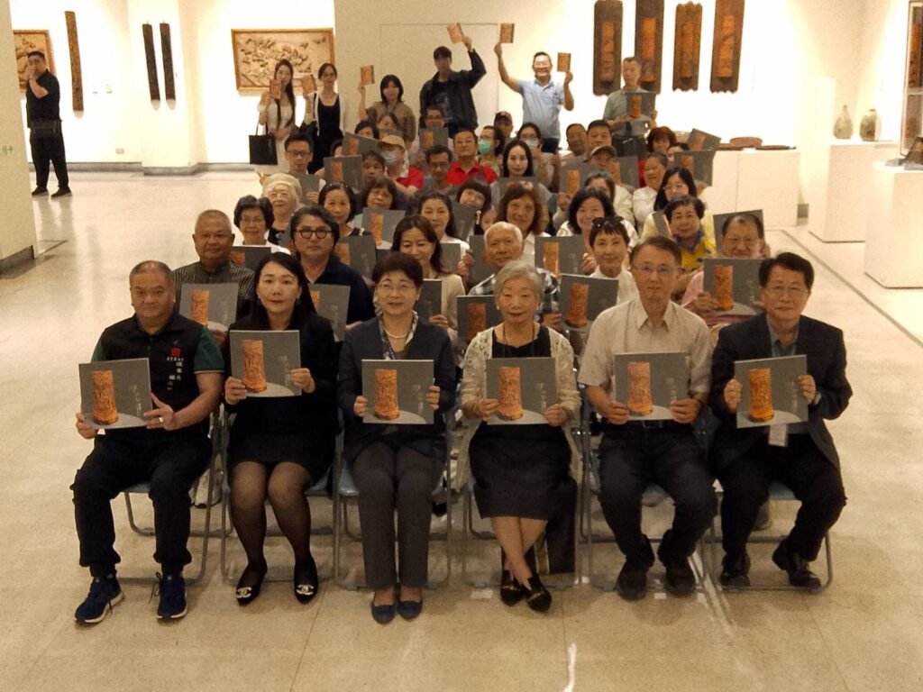 ▲出席開幕式的貴賓與藝文界人士開心合影留念。(圖/大墩文化中心 提供)