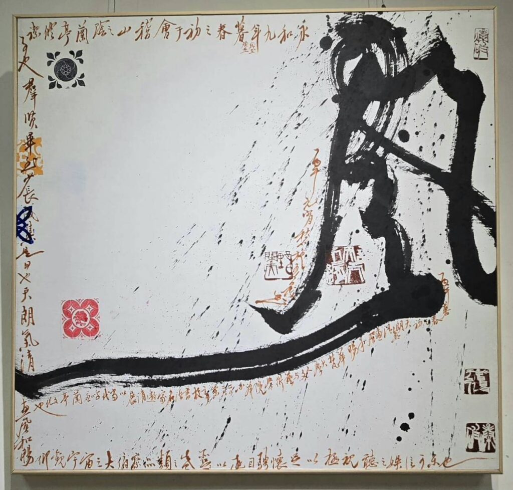 ▲知名書法家施春茂教授也書寫「風」字參展,帶給觀者不同的欣賞意境,在展場頗為聚焦。(記者 詹佳綺/攝)