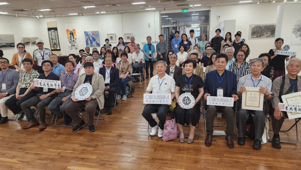 ▲開幕式後全場大合照，賓主盡歡，開心暢快，一場臺加藝術交流的氛圍濃郁綿延，紀念難忘。（記者 辛澎祥/攝）