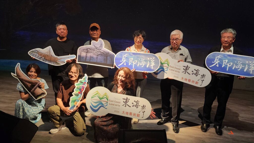▲出席活動貴賓大力行銷東海岸大地藝術節活動。(記者 辛澎祥/攝)