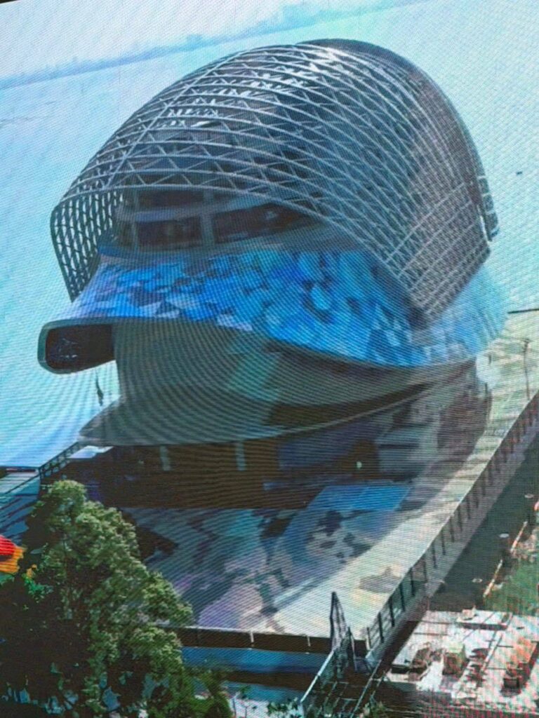 ▲雄偉且具氣勢的林祥雄海上美術館,矗立於檳城中部Jelutong日落洞鄰海處,儼然成為當地地標。(圖/蔡俊章 提供)