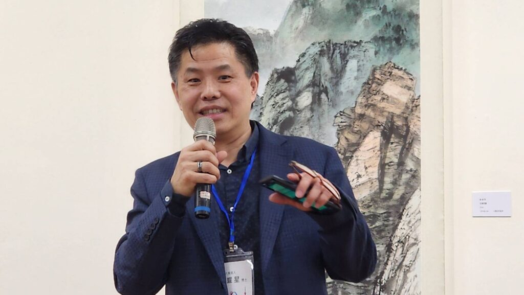 ▲加拿大海峽文化交流基金會理事長，也是本展的加拿大策展人高耀星博士認為，在藝術家行旅展開與延續中，呈現作品對話的全新概念，讓交流更賦予想像與期待。（記者 辛澎祥/攝）