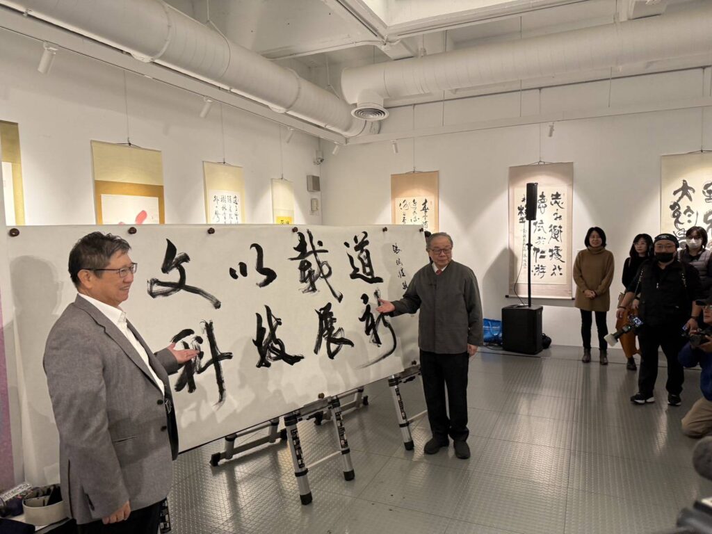 ▲在中央與地方推廣書法教育與交流活動不遺餘力的張炳煌教授（右），落實書法紥根與培育基礎人才，是他常年落實的文化主軸。（圖/張炳煌 提供）