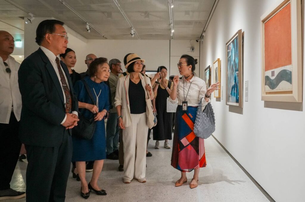 ▲洪世佑館長與貴賓們仔細聆聽著展品導覽，場面熱烈。（圖/史博館 提供）