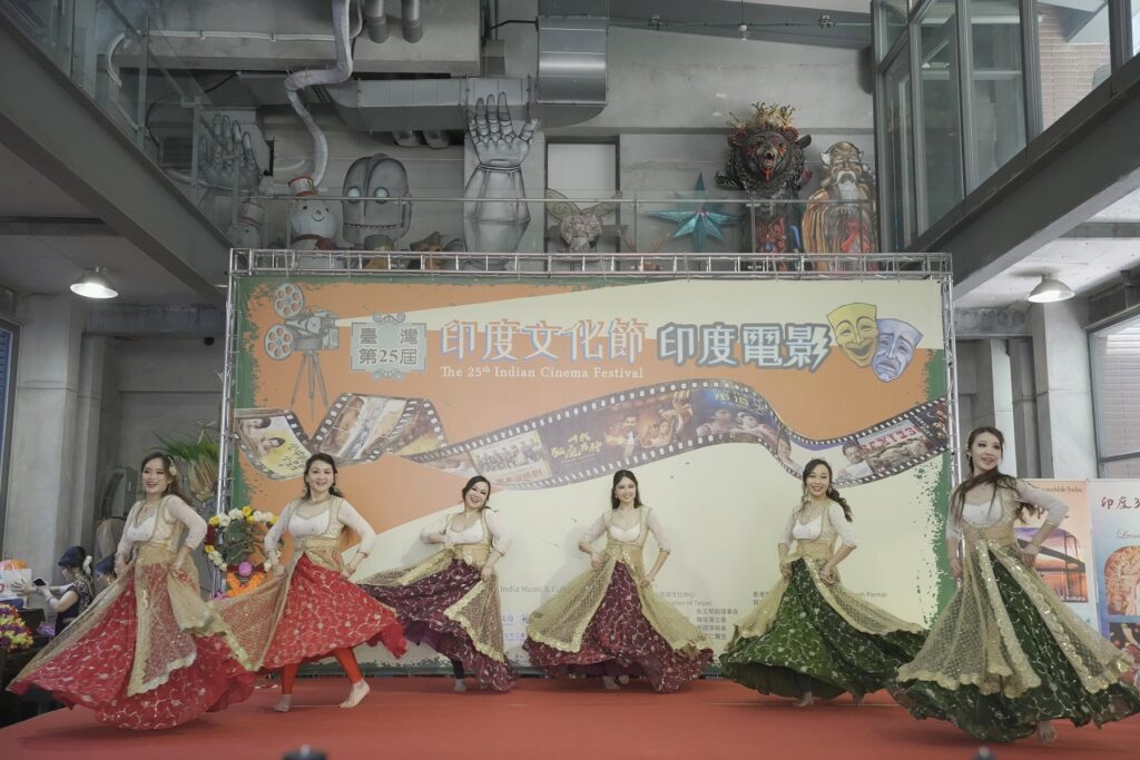 臺灣印度舞團展現熱情舞姿。 （圖/新北市文化局提供）