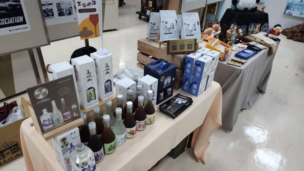 ▲馬祖的特色產品吸引旅遊愛好者的歡迎。(記者 辛澎祥/攝)