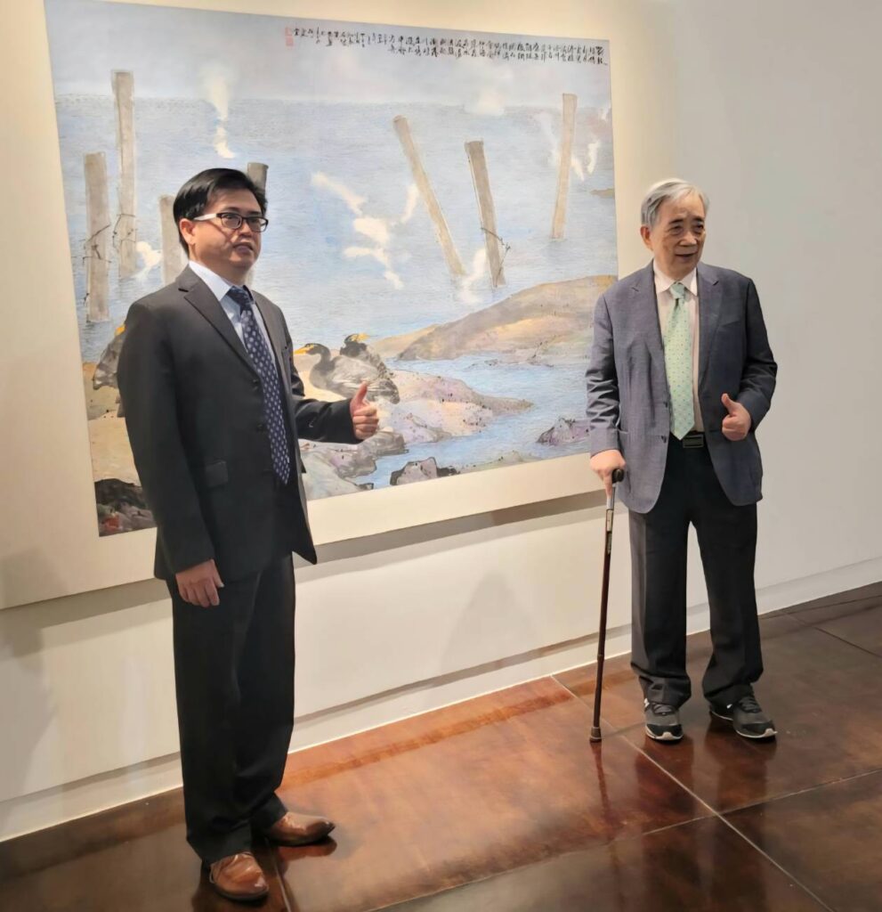 ▲黃光男教授（右）與策展人陳炳宏教授，在展場合影留念。（圖/陳炳宏 提供）