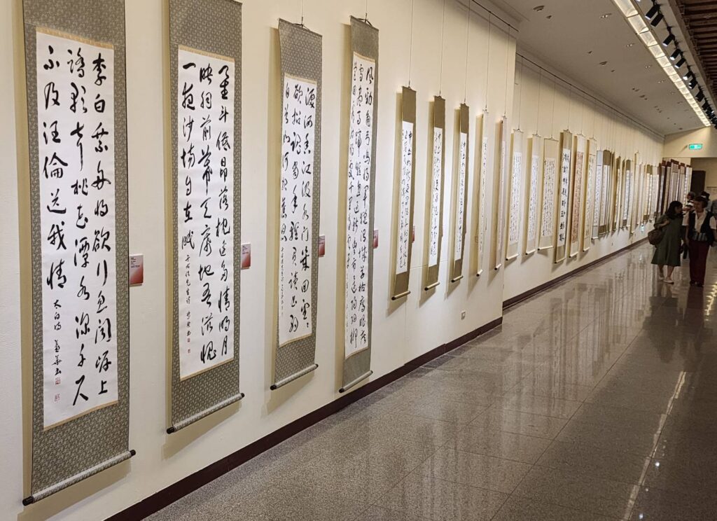 ▲中國標準草書學會所展出的書家作品中，反應及流露出深摯的標準草書之特有精神與時代性意義，推升了展覽的文化精神與藝術特質。（記者 詹佳綺/攝）
