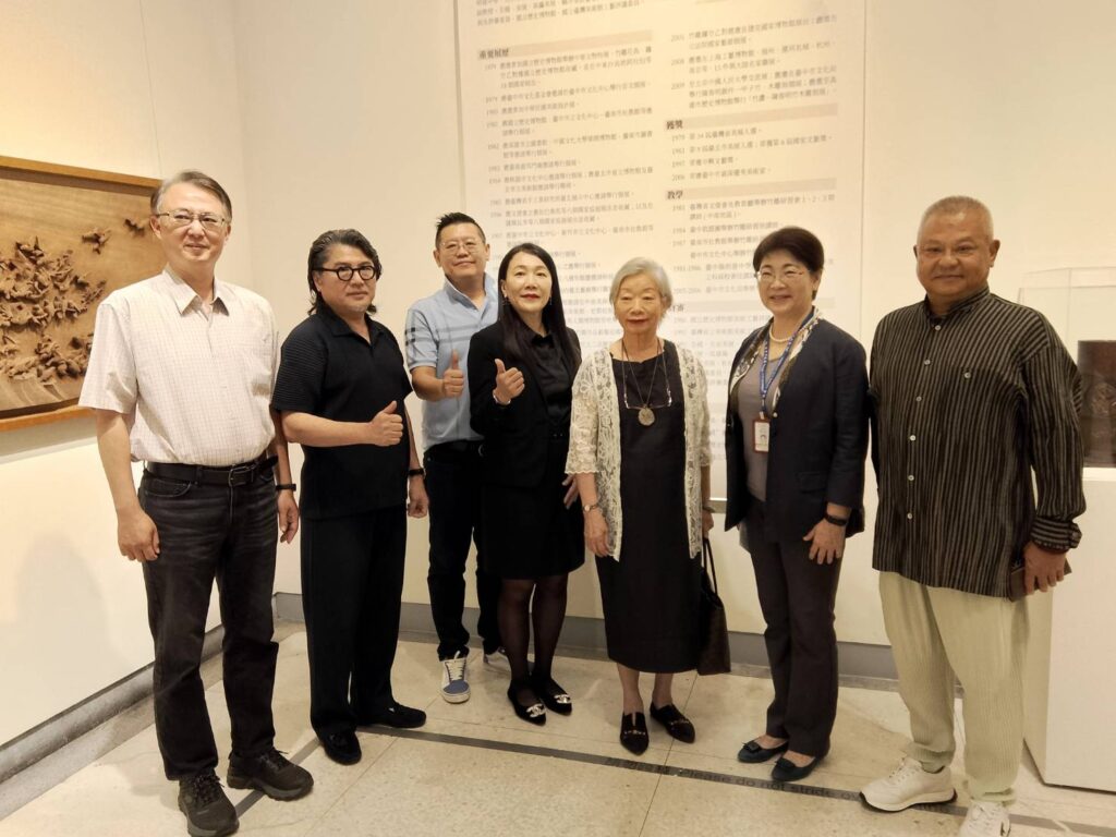 ▲陳佳君局長(右二)與出席開幕式的貴賓及陳春明老師的親友們合影留念。(圖/大墩文化中心 提供)
