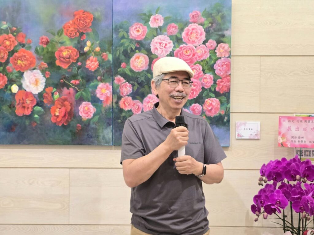 ▲中華民國油畫協會理事的藝術家黃飛老師指出,周碧玉老師繪畫上的精湛技藝,對花卉的深入觀察與掌握,讓作品呈現豐富的文化氣息。(記者 詹佳綺/攝)