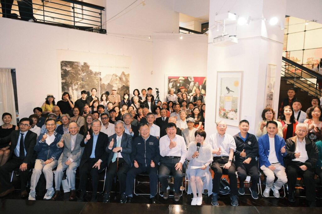 ▲出席開幕式的貴賓與藝文界暨學界人士，開心合影留念。（圖/陳炳宏 提供）