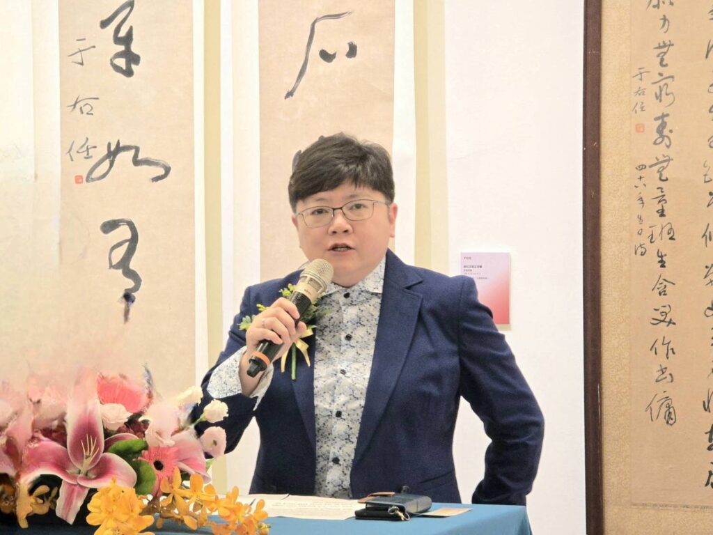 ▲中國標準草書學會理事長黃勻祺致詞時指出，傳承右老的精神，在兼具藝術與實用的創作美感中，維持創作自由的暢快，並以編撰中的標草常用字字典，呈現標草學術性範本，是格外讓人期待的事。（記者 詹佳綺/攝）