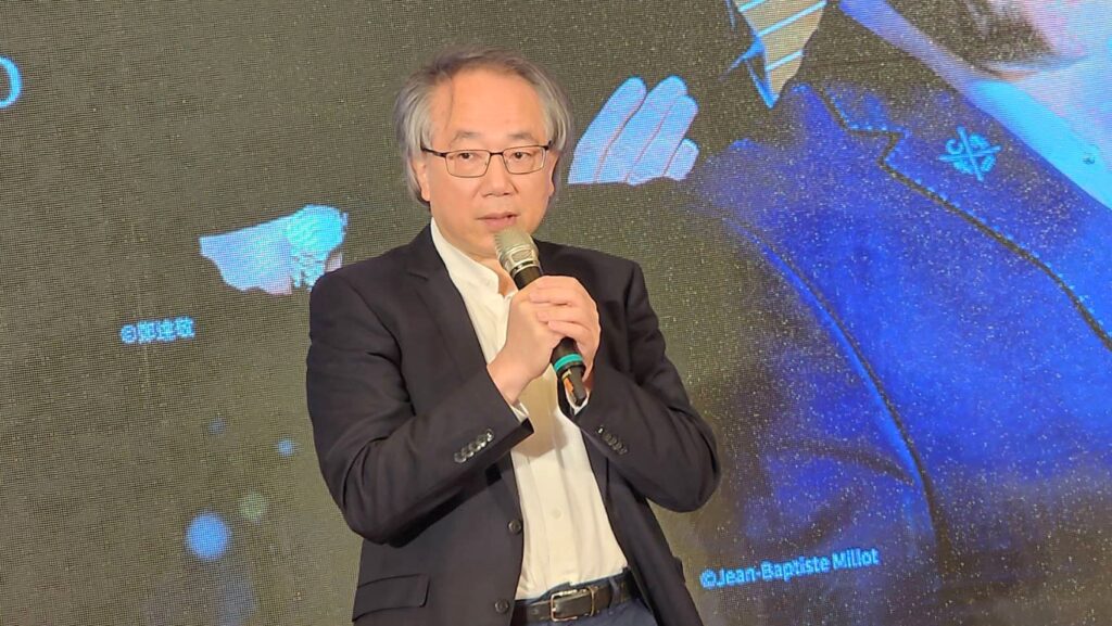 NSO榮譽指揮呂紹嘉介紹蕭斯塔科維契經典作品。(記者 陳安婷/攝)