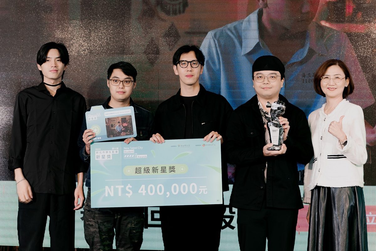 《青春的回擊殺球》在2025新星獎榮獲最大獎超級新星獎，亦勇奪金穗獎三項大獎。圖為導演王浩泰(右二)及創作團隊與文化局長(右一)合影。（圖/文化局提供）