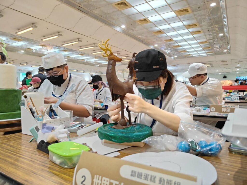▲翻糖蛋糕動態製作，引起眾人的注意。（記者 辛澎祥/攝）