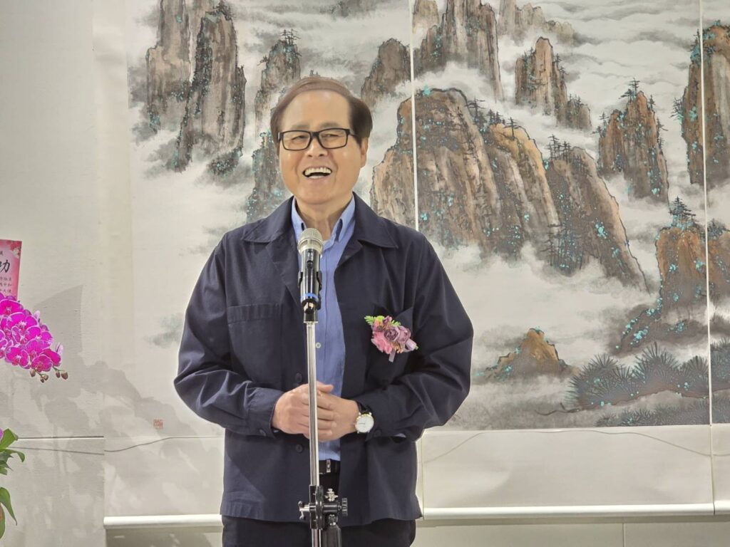 ▲師大美術系榮譽教授蘇憲法認為，黃湘詅老師傳承了黃君璧大師的藝術風格，但在創作上更能精益求精展現創新，這是非常難能可貴的事。（記者 詹佳綺/攝）