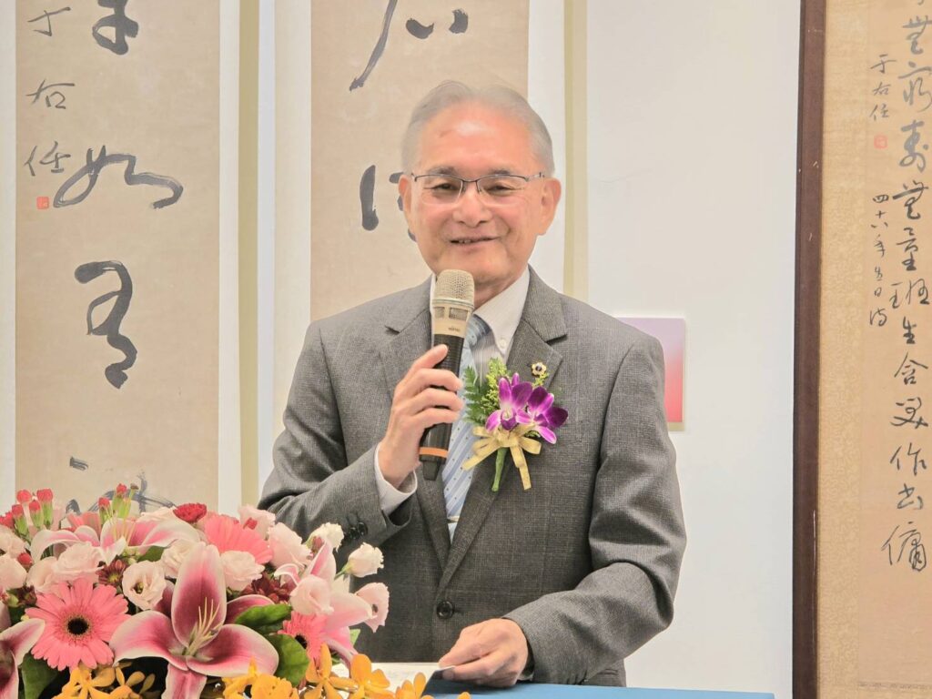 ▲日本高崎書道會理事長金澤仲訓致詞時指出，能與這麽多的書家一起展出作品與交流，際遇難得，也對右老及于門四傑珍貴墨寶的呈現，更象徵著展覽的跨越時代與回應現況的藝術性，是此展的重大意義。（記者 詹佳綺/攝）