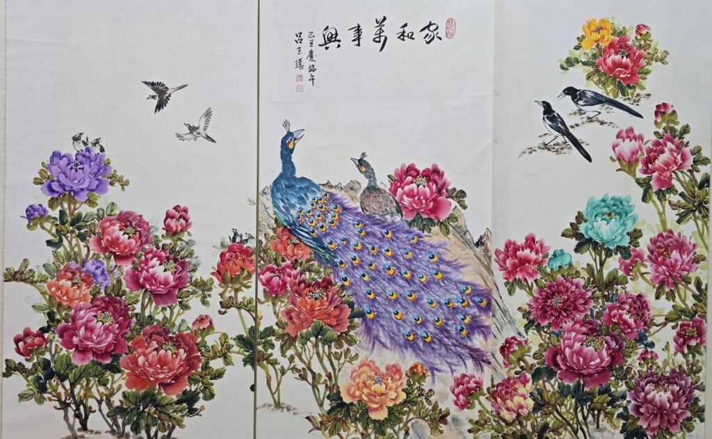 ▲中華文耀文教經貿交流協會前理事長呂玉環的作品。（記者 詹佳綺/攝）