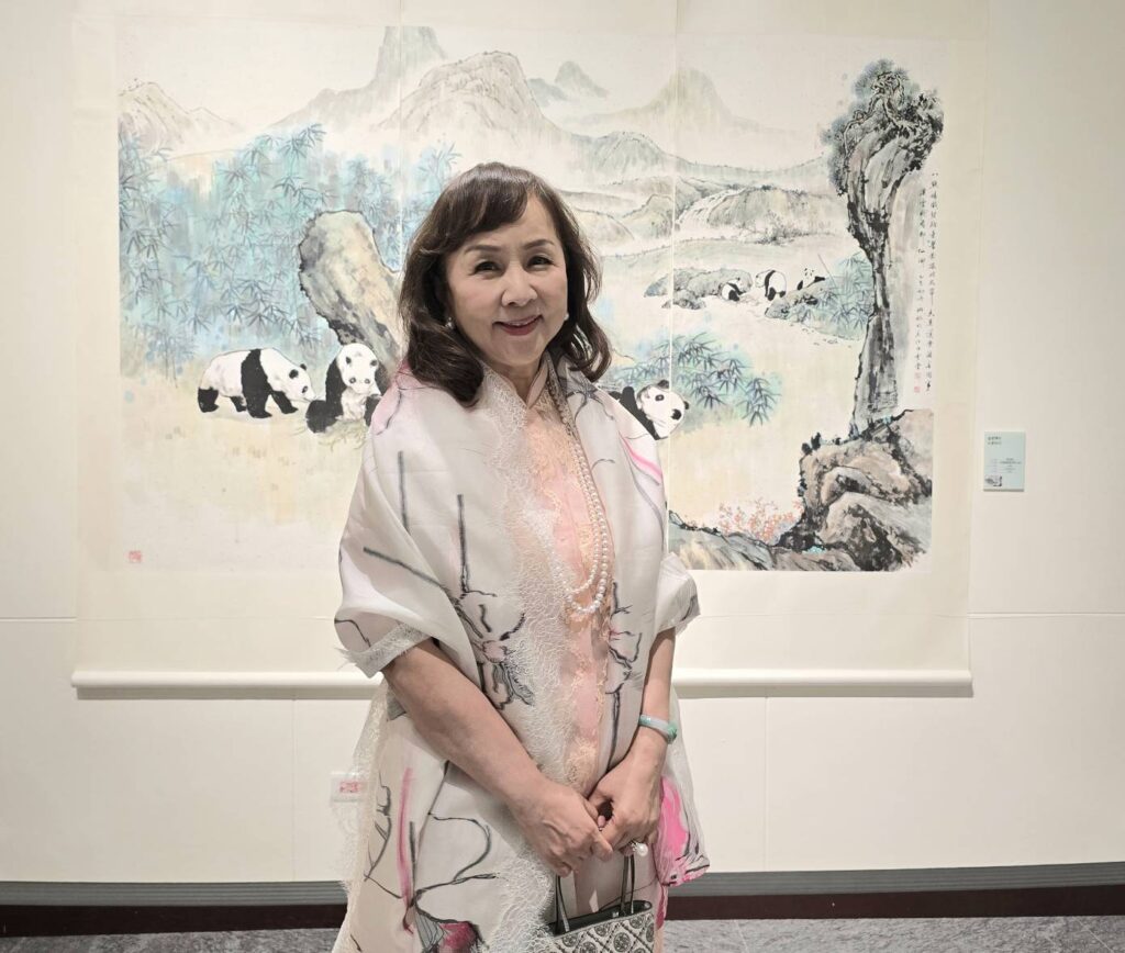 ▲黃湘詅以熊貓的主題展出一系列作品，從畫作裡都能感受到她的筆觸揮灑與情境表現，其背後所蘊藏的感人故事。（記者 詹佳綺/攝）