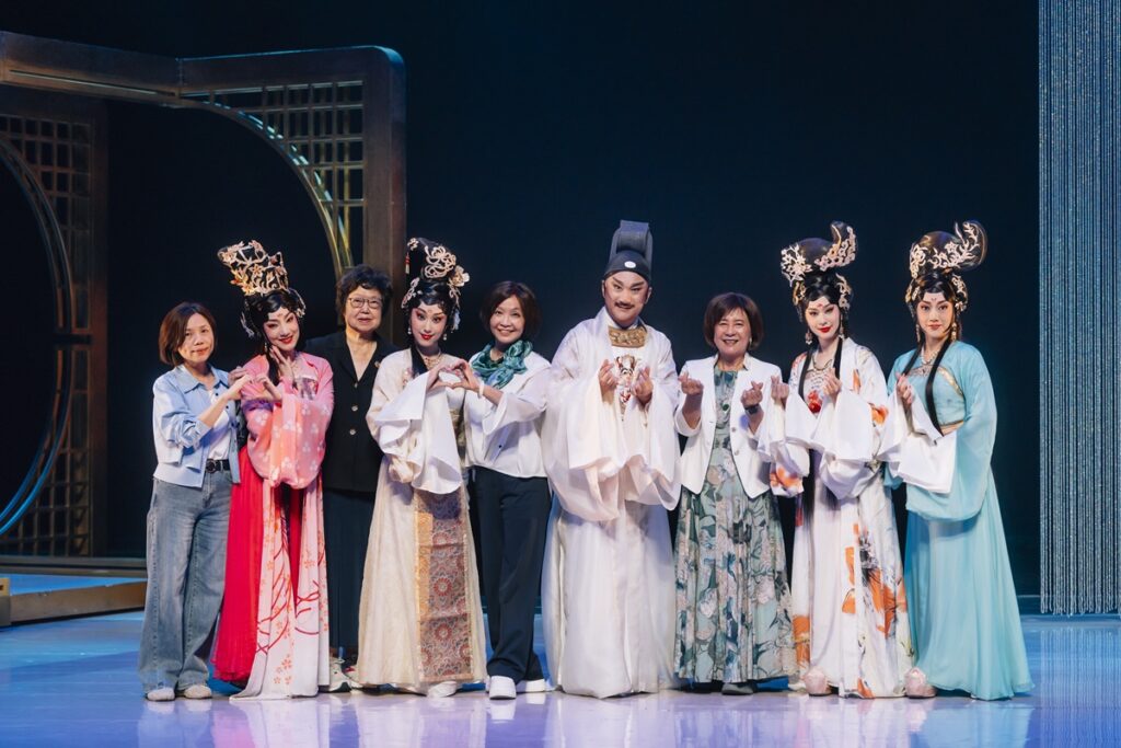 ▲(左起)導演戴君芳、凌嘉臨、編劇王安祈、謝樂、國光劇團團長張育華、溫宇航、趨勢教育基金會執行長陳怡蓁、林庭瑜、黃詩雅大合照。(圖/國光劇團提供)