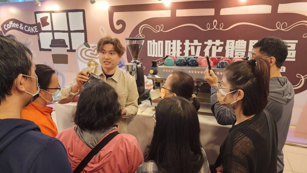 ▲咖啡名師林紹興（左）指導學員們認識拉花技巧，備受矚目。（記者 辛澎祥/攝）