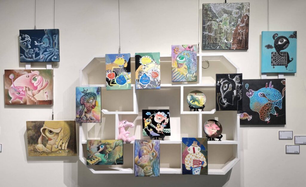▲心品創作，在精心與巧思中洞見莊麗珠蘊涵成長歷程中所見可塑性的特質，彰顯作品的亮彩質感。（記者 詹佳綺/攝）