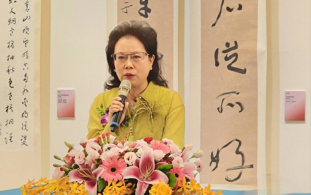 ▲陝西省于右任書法學會副理事長于媛女士致詞時表示，兩岸血脈相連，豐沛文化連結，這次來台向展出書家道賀之外，並能一睹右老及于門四傑的珍貴墨寶，體現出中華傳統文化的智慧與情操，讓她十分感佩。（記者 詹佳綺/攝）