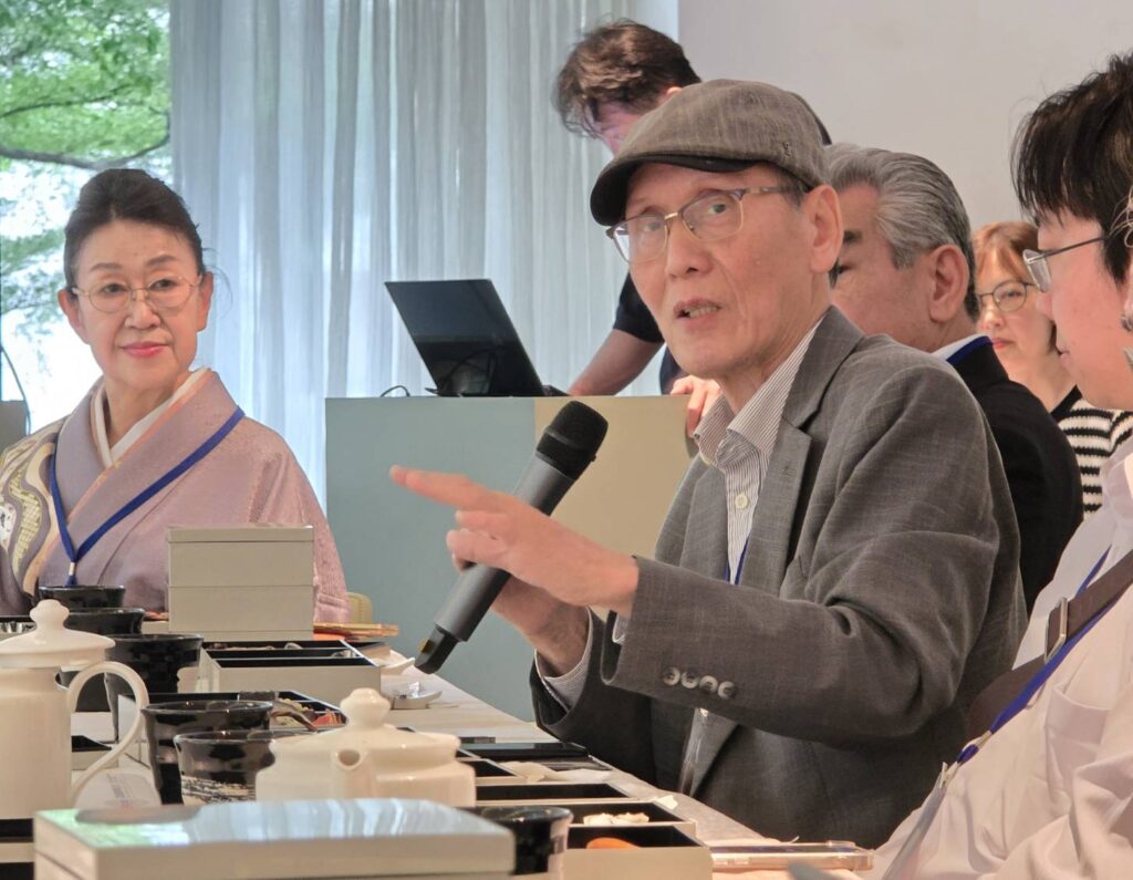 ▲曾在今年初受邀前往日本觀賞「一粒萬倍」劇的中華維德集團總裁謝祖鉉，說明他對此劇的觀後感，認為全臺民眾都能抽空觀賞此一綜合藝術舞台劇，必能帶給大家不同的思維感受。（記者 辛澎祥/攝）