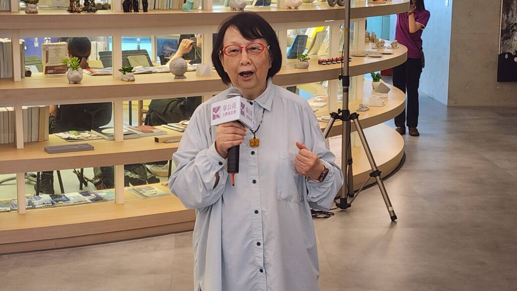 ▲辜公亮文教基金會執行長辜懷群,在新聞發佈會上說明「阿依達的愛」新編京劇的特色,也詮釋了多部殉情劇的結構與導引觀賞此劇的心境。(記者 辛澎祥/攝)