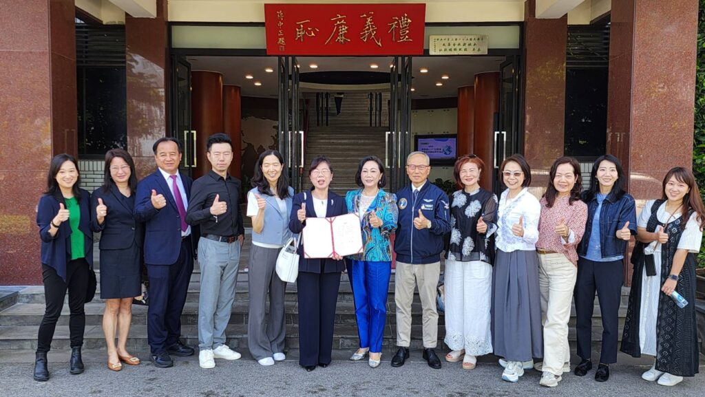 ▲捐款儀式結束後,傑出校友曹蕥蘭(左六)與邀請前來觀禮出席捐款儀式的社團負責人與貴賓合影留念,現場氣氛濃郁,與會者神情愉快。(記者 辛澎祥/攝)