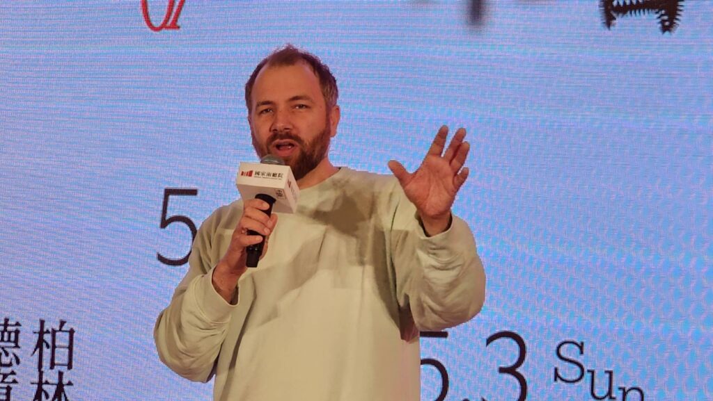 ▲來自德國的知名導演克里斯多福 魯賓,說明來臺執導演出「不過就是世界末日」的心情,以及此劇對觀眾所帶來的正面影響。(記者 辛澎祥/攝)