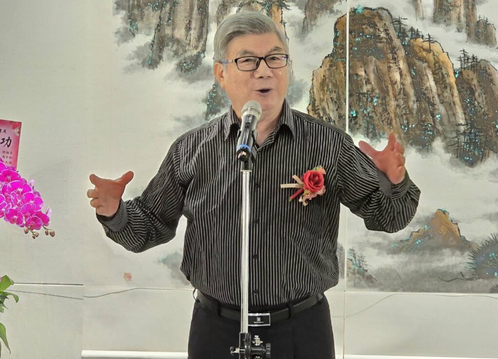 ▲臺北海洋科技大學榮譽教授陳合成強調，前輩藝術家的黃湘詅在傳承父親的水墨畫風格基礎上，尙能教學與展出，甚至創新求變，這是目前較為少見的例子，對黃湘詅的藝術修為與堅持格外佩服。（記者 詹佳綺/攝）
