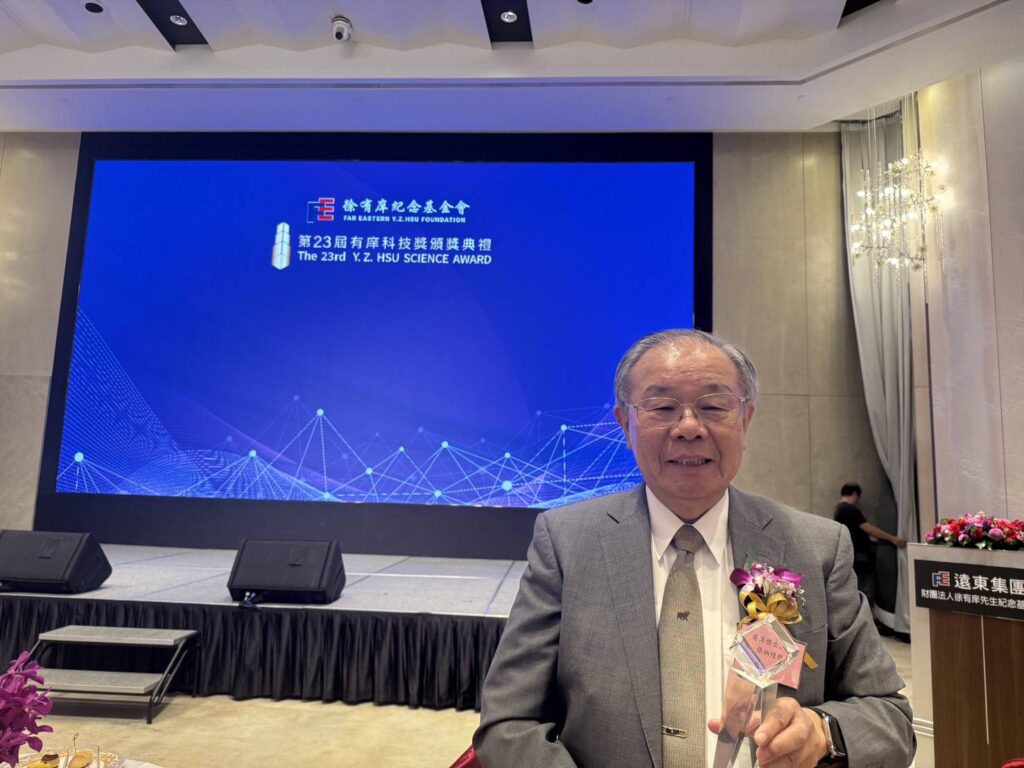 ▲張炳煌教授2025年以非科技人背景而榮獲「有庠科技人文教授獎」，可謂實至名歸。（圖/張炳煌 提供）