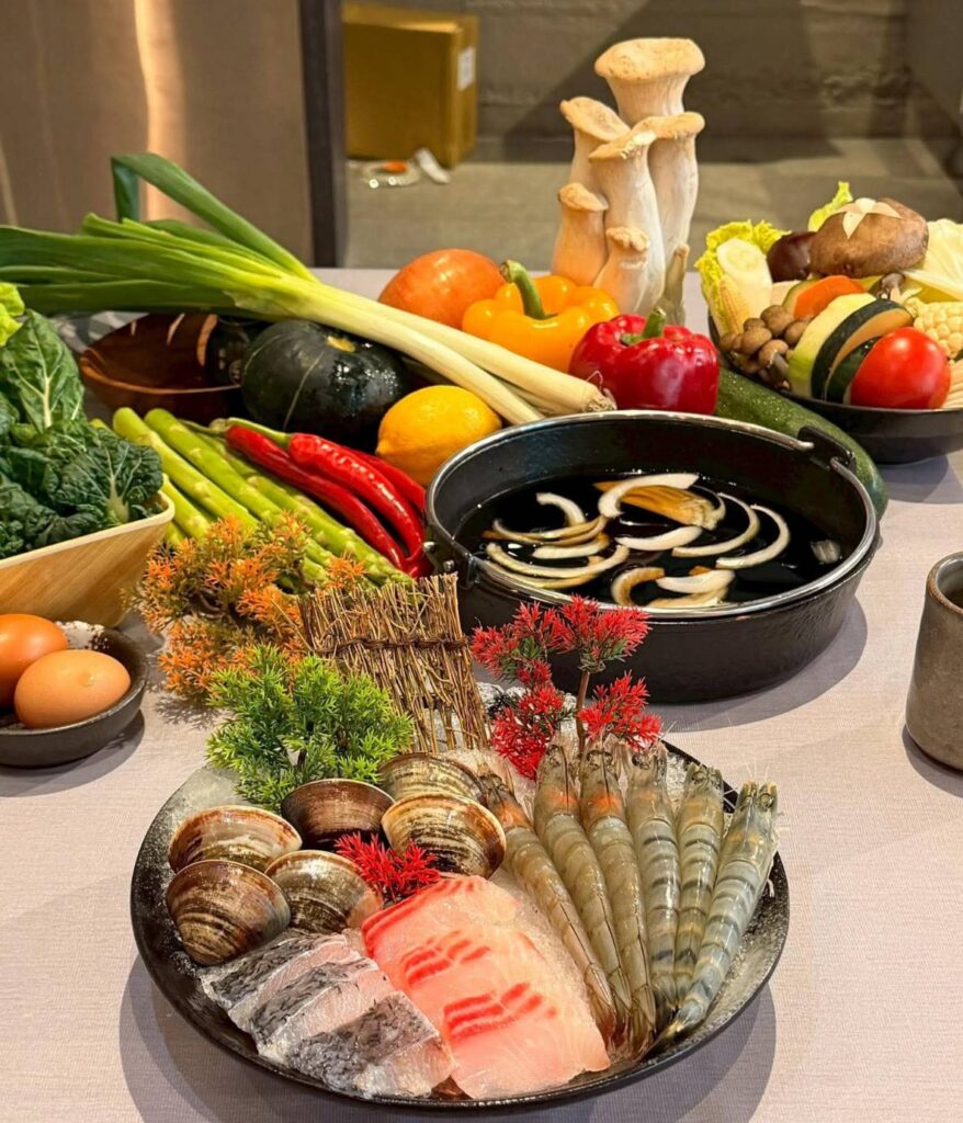 ▲壽喜燒鍋物食材品項的豐富擺盤,令人食指大動,讓健康挹注全身的觀念,受到食客的重視與歡喜體驗。(記者 詹佳綺/攝)