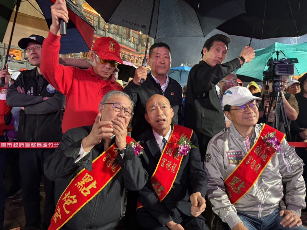 ▲張炳煌教授（前排左）為立法院長韓國瑜（中）說明馬祖遶境起馬夜的意義與擔任點炮官的背景，右為桃園市長張善政。（圖/張炳煌 提供）