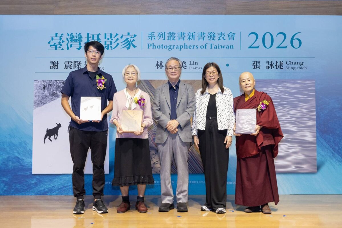 鄉鎮獵影  海島記憶與光彩幻像的創作  2026臺灣攝影家系列叢書正式出版