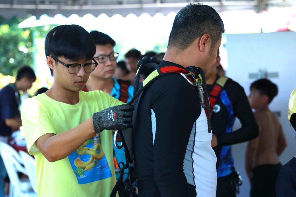 宜蘭國際童玩藝術節招募短期工作人員,圖為空域工讀生協助民眾情形。(圖/宜蘭縣文化局提供)