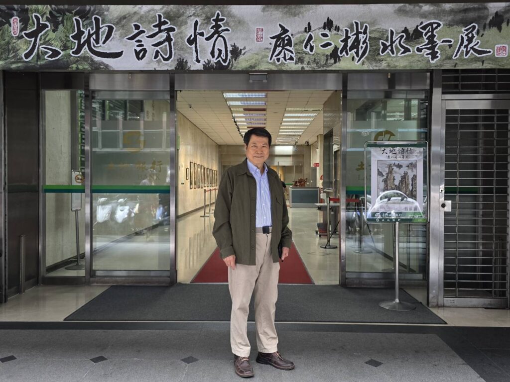 ▲在土地銀行館前藝文走廊前留影,廖仁彬有著藝術家那真情流露的帥氣與文采。(記者 詹佳綺/攝)