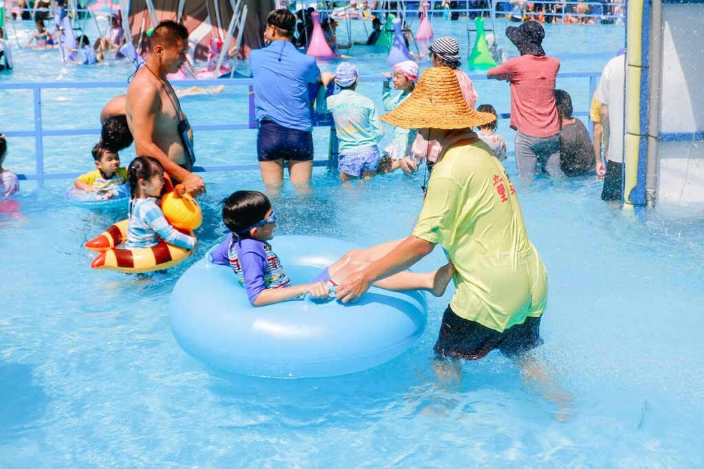 宜蘭國際童玩藝術節招募短期工作人員,圖為水域工讀生。(圖/宜蘭縣文化局提供)