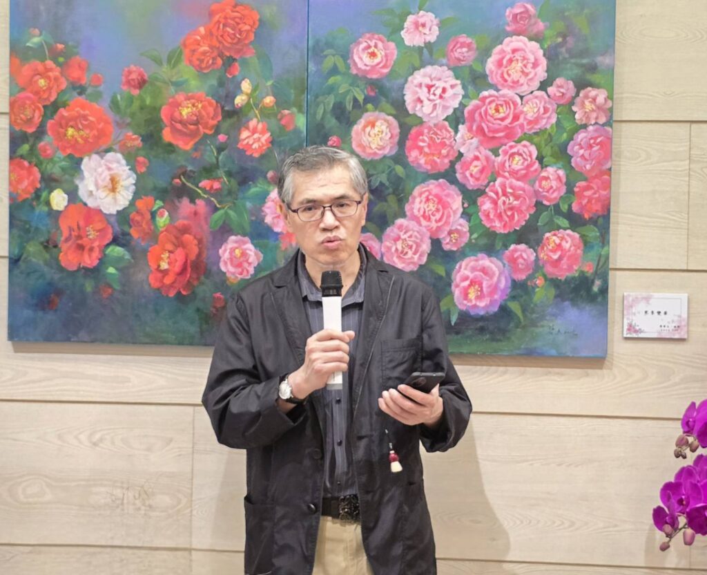 ▲何諺甫老師推崇周碧玉老師在推廣美術教育與培養人才上的付出,目前又擔任3E畫會理事長,藝術創作展現正能量。(記者 詹佳綺/攝)