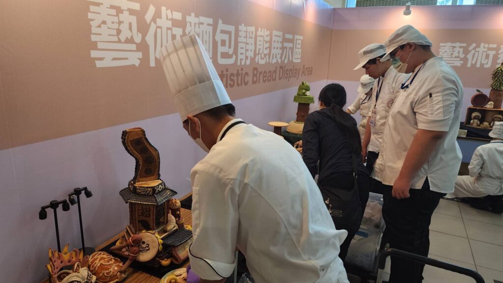 ▲藝術麵包靜態展示區，很多學習者前往朝聖。（記者 辛澎祥/攝）