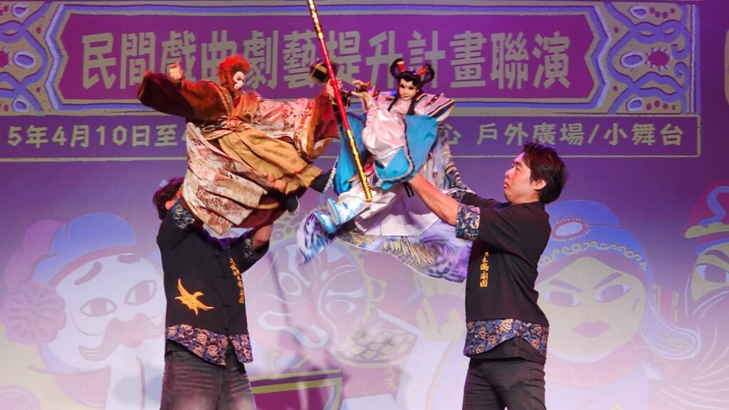 ▲金鷹閣電視木偶劇團的現場演出，勢驚四座。（記者 辛澎祥/攝）