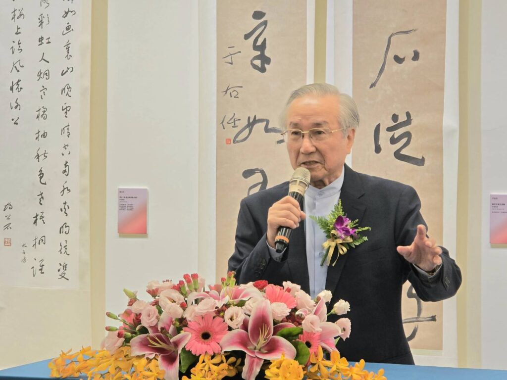 ▲中國標準草書學會顧問薛平南教授認為，在這次的標準草書國際書法展中，右老的書家精神與導引書學者進入其深奧領域的豁然開朗，讓展出作品頗為精進，是相當難得的文化歷程。（記者 詹佳綺/攝）