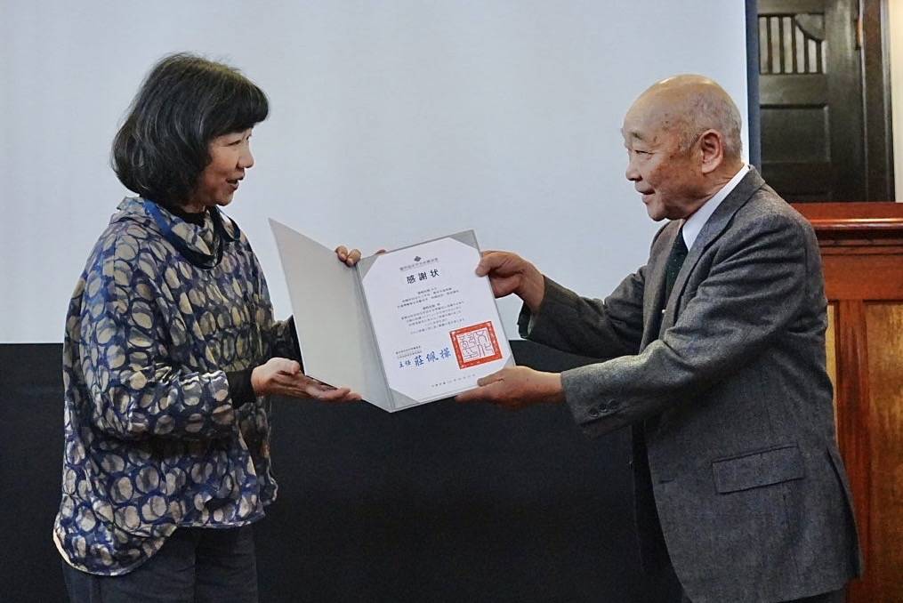 ▲李靜慧次長(左)頒發感謝狀給日本藤崎恒賴,兩人合影留念。(圖/文化部 提供)