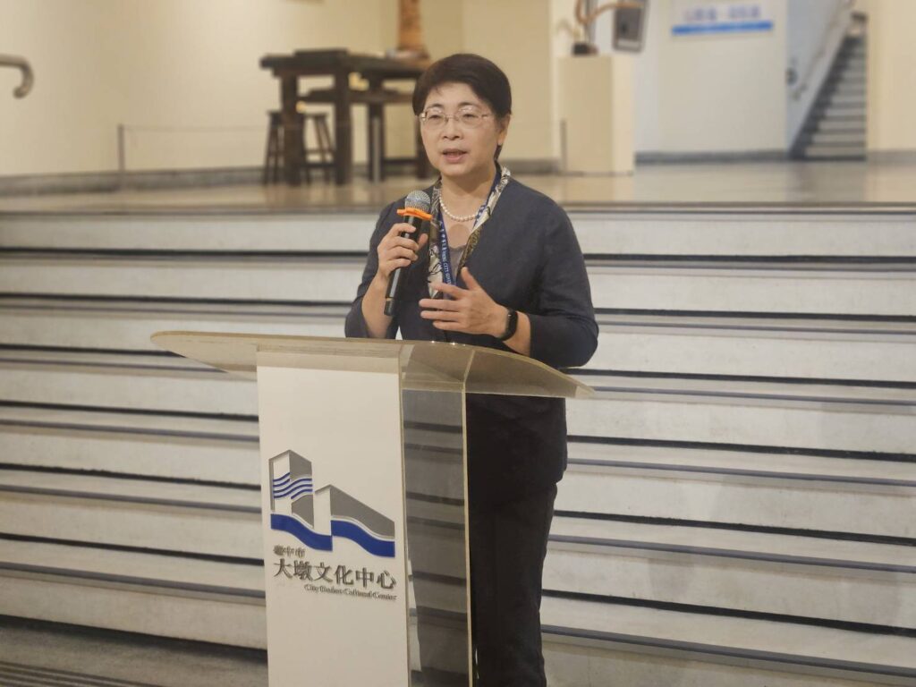 ▲臺中市政府文化局局長陳佳君致詞時肯定陳春明老師在藝術創作領育的成就,備受推崇。(圖/大墩文化中心 提供)